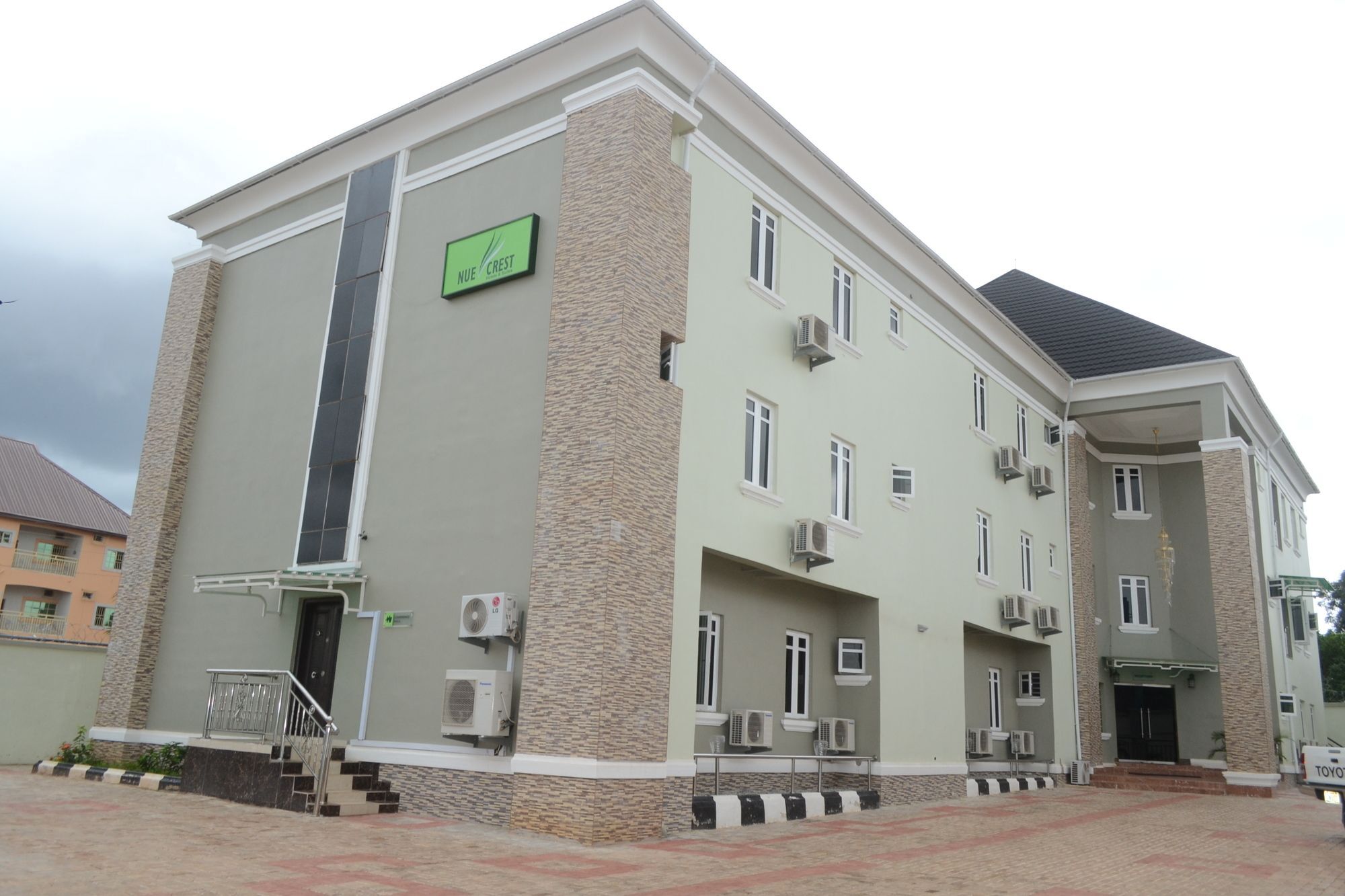 Nue-Crest Hotels & Suites Enugu Exteriör bild
